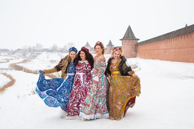 村で冬のロシアの国民衣装を着たロシアの女の子