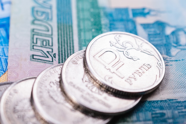 Фото Русские деньги для иллюстрации и предпосылок финансовых и экономических новостей. монеты с символом российской валюты и различными векселями