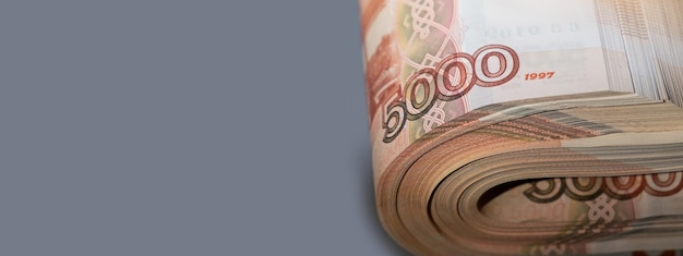 Российские деньги рубли Пятитысячные банкноты наличными Пачка денег в женской руке с французским маникюром