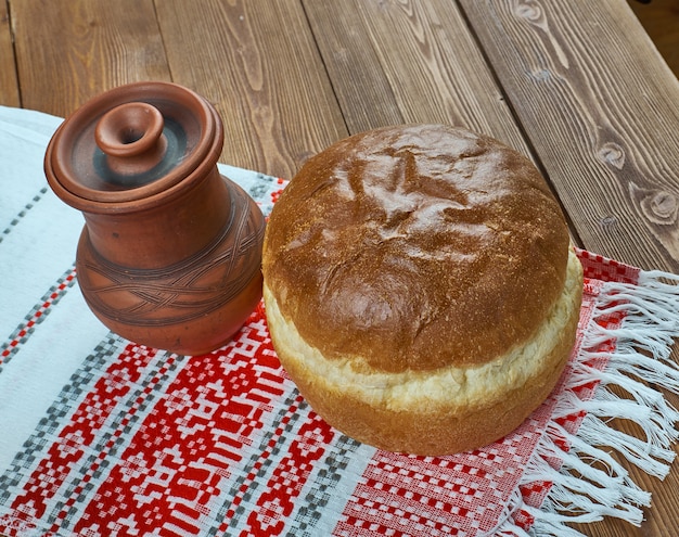 Русский северный традиционный круглый хлеб - каравай, студия крупным планом