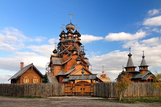 Русский старый деревянный монастырь и дом