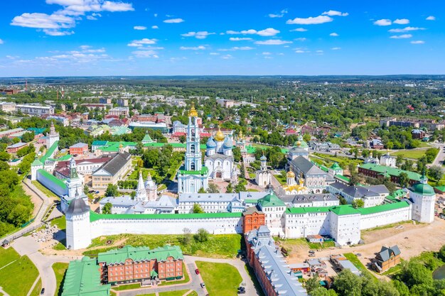 ロシア正教会の建築。ロシア、モスクワ地方のセルギエフポサドにある聖セルギウスのトリニティ大修道院の空中ドローンビュー。晴れた夏の日。ロシアの男性修道院。