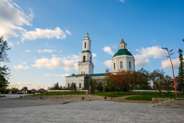 Foto chiesa ortodossa russa sulla piazza di pietra sullo sfondo del cielo blu con le nuvole