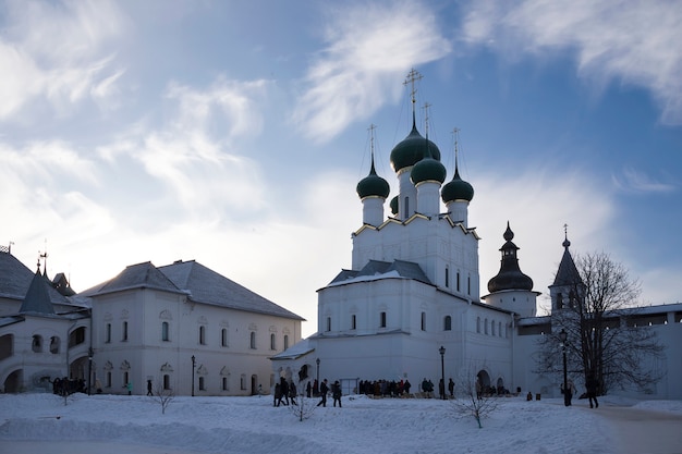 Русская православная церковь с пятью куполами в лучах утреннего солнца