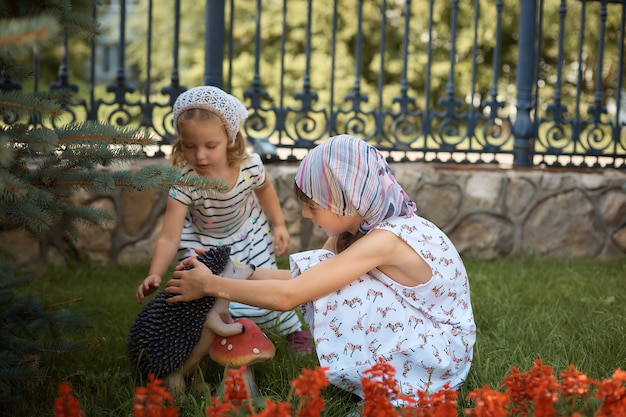 러시아 정교회 소녀들은 교회 근처에서 꽃을 고려합니다.