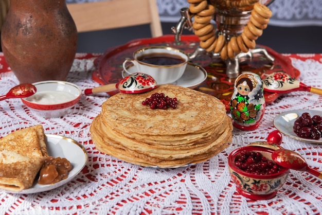 Фото Русские блины с ягодами и сметаной на столе масленица масленица фестиваль приготов