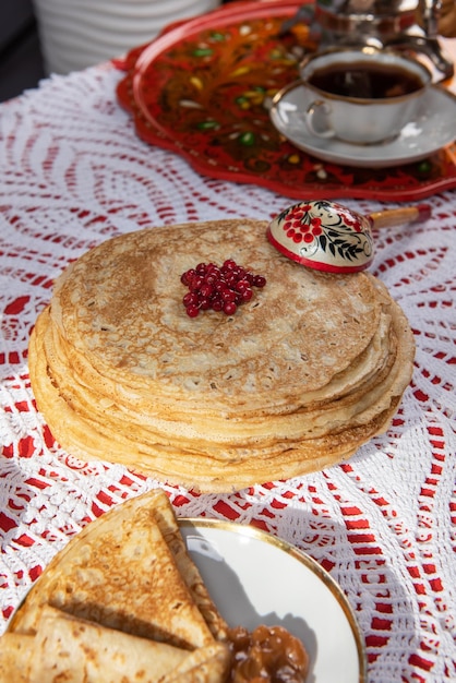 ロシアのパンケーキ ブリニ ベリーとサワー クリーム テーブルざんげ節 maslenitsa 祭のコンセプト