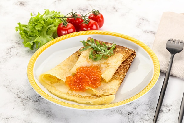 Photo russian pancake with red caviar