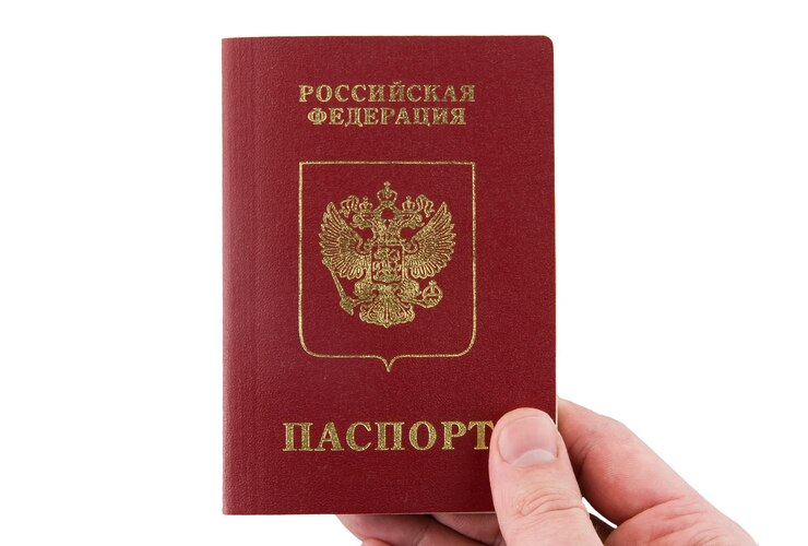 Фотография русский паспорт держать в руке. изолированные