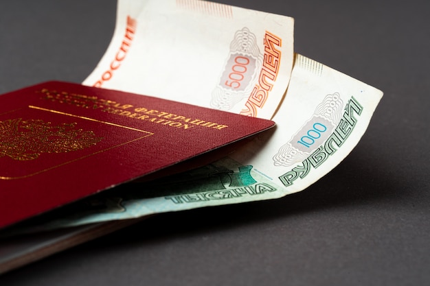 Il passaporto russo con valuta russa dentro, le rubli russe si chiude su