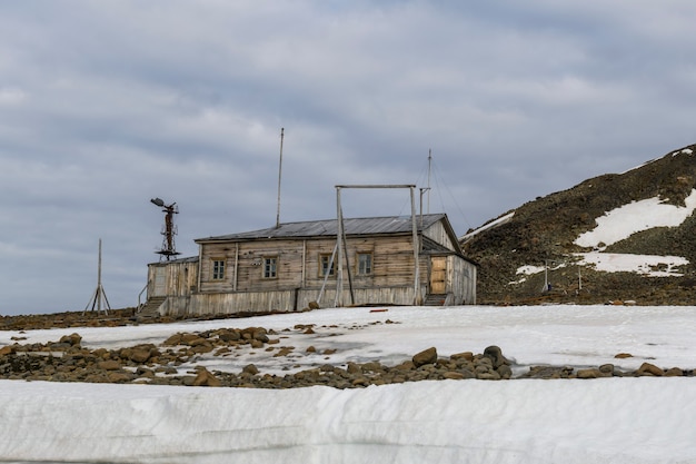 Franz Josef Land 군도의 Tikhaya Bay(Tikhaya Bukhta)에 있는 러시아 연구 및 극지 탐험 기지. 북극의 목조 건물.