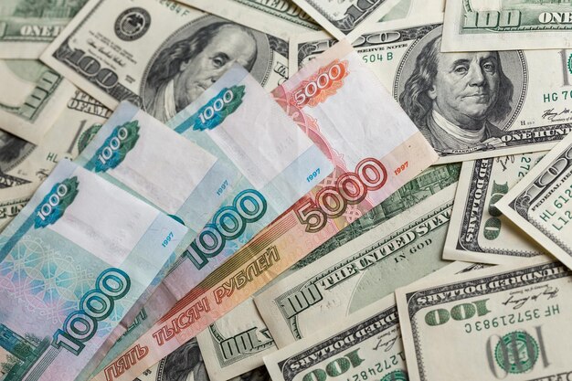 Фото Крупный план банкнот российского рубля и доллара сша с избирательным фокусом