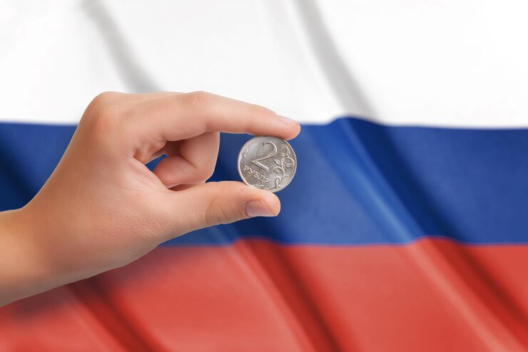 Российский рубль в руке Пидор России на заднем плане