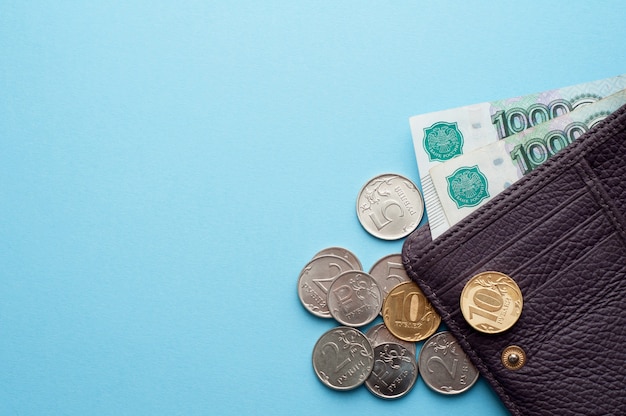 分離されたロシアルーブル紙幣と硬貨