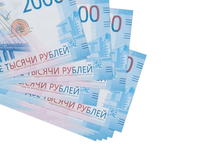 Фотография купюры российских рублей на белом фоне