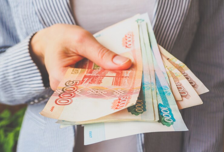 Российские рубли в руках деловой женщины