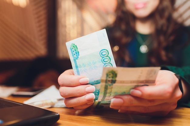 Фото Русские рубли в руках деловой женщины.