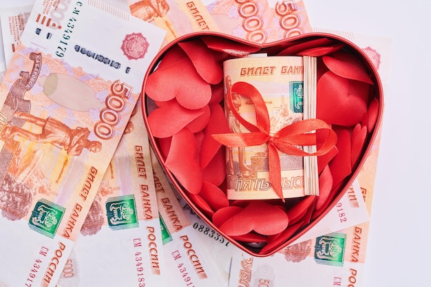 심장 상자 돈 선물 개념에 빨간 리본으로 5 천 지폐의 흰색 배경 번들에 러시아 루블