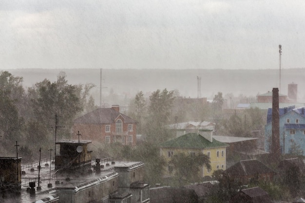 폭우 망원 촬영 아래 러시아 교외 지붕