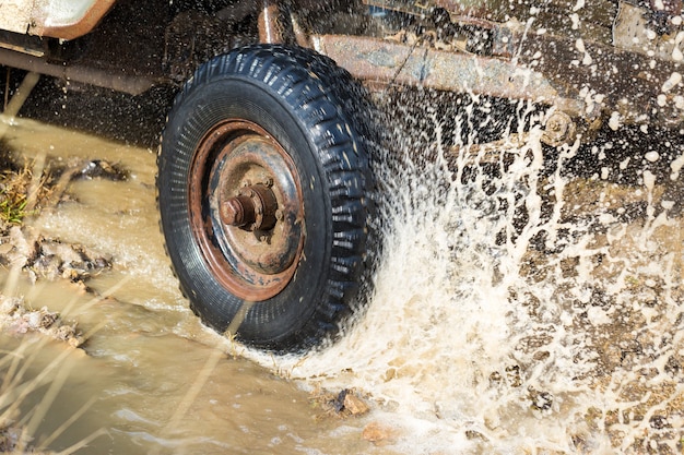 Photo russian suv, off-road vehicle slips, stuck in the river