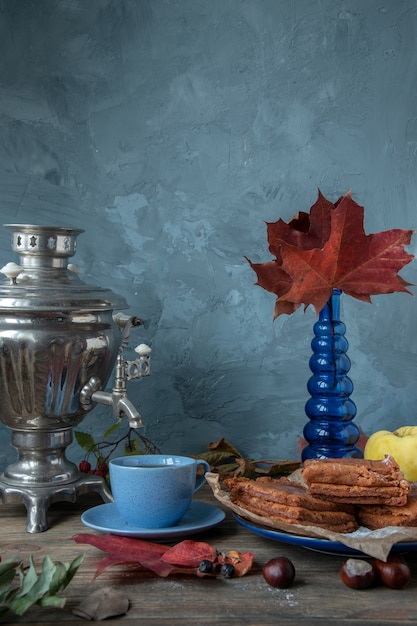 Photo russian tea party. autumn still life.