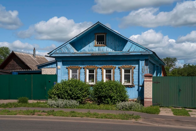 晴れた夏の日にロシアの伝統的な木造住宅スズダリ ウラジミール地方ロシア