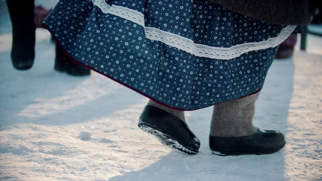 러시아 전통 펠트 부츠를 신고 겨울에 춤추는 드레스를 입은 여성