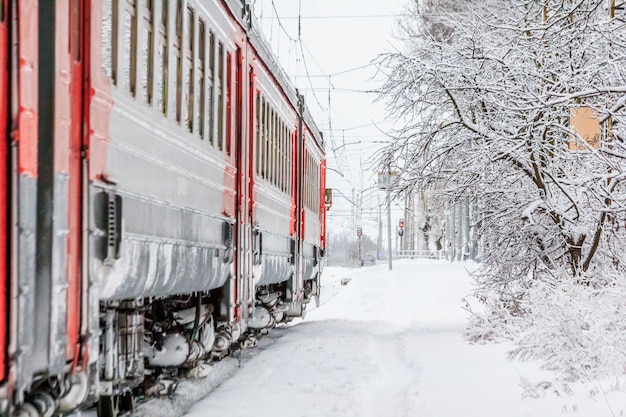 Foto treno russo in inverno il treno sulla piattaforma.