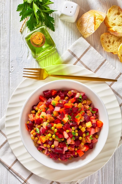 Insalata russa di vinaigrette di verdure cotte a dadini