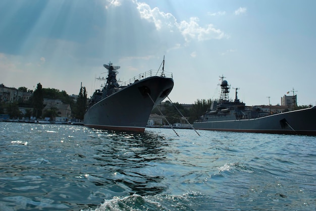 湾、セヴァストポリ、クリミア半島、ウクライナのロシアの軍艦