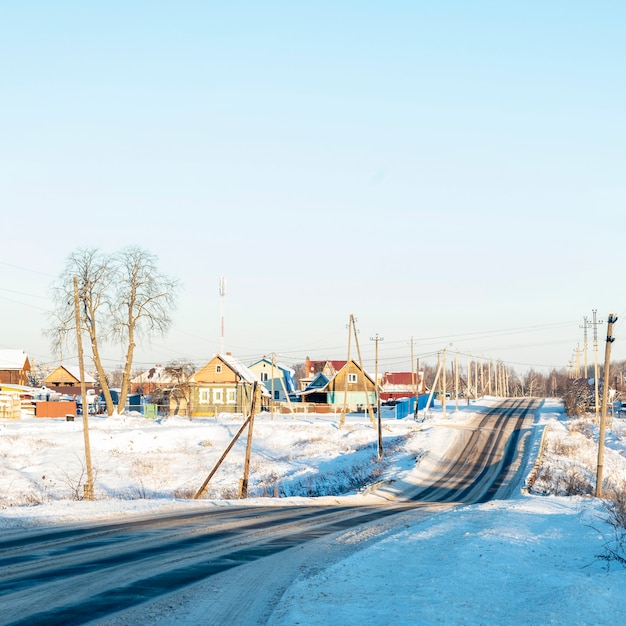 ロシアの冬の村、雪、太陽、ロシアの中央部