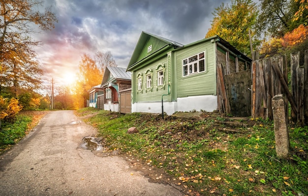 Photo russian wooden houses with carved platbands along yurievskaya street in the autumn plyos