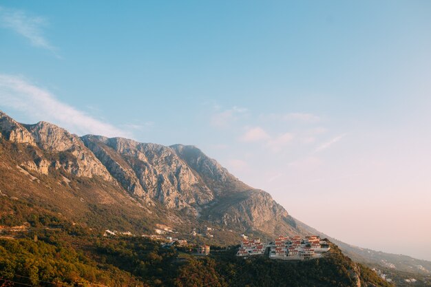 Russisch dorp op de berg in Montenegro over het eiland Sveti Stefan.