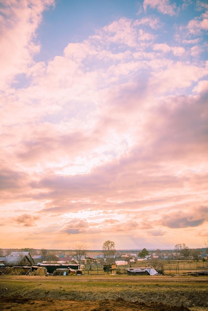 Russisch dorpslandschap bij zonsondergang