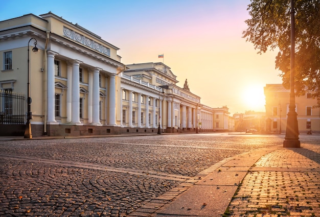 Russisch Etnografiemuseum in de stralen van de herfstzon en bestrating in St. Petersburg