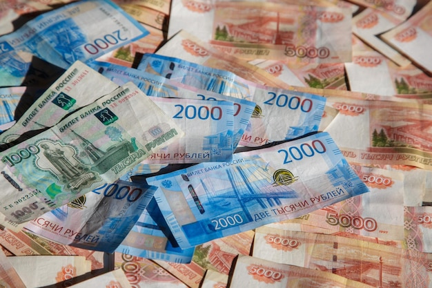 Russisch geld Closeup van Russische roebels Verschillende denominaties van biljetten Financiële concept