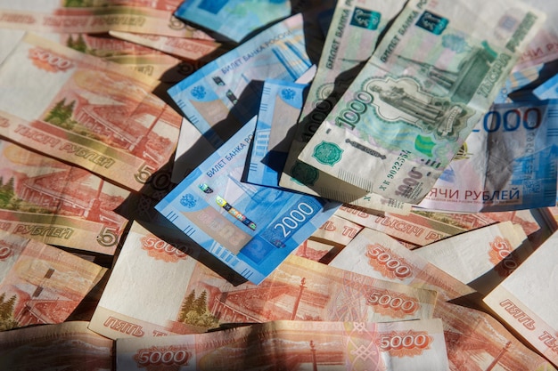 Russisch geld Closeup van Russische roebels Verschillende denominaties van biljetten Financiële concept