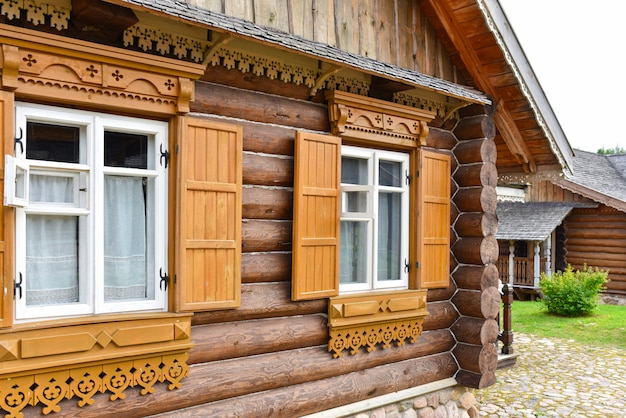 Russisch landhuis gemaakt van natuurlijke stammen