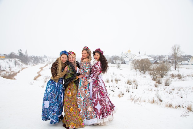 Russisch meisje in Russische klederdracht van de winter in een dorp