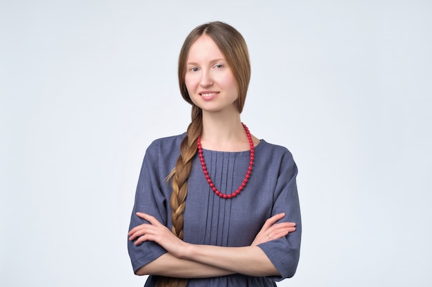 Russisch meisje met vlechthaar, glimlachend met zelfverzekerde en vriendelijke uitstraling