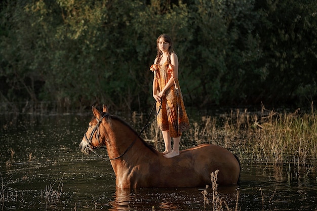 Russisch meisje op een paard, lente natuur, mens en dier