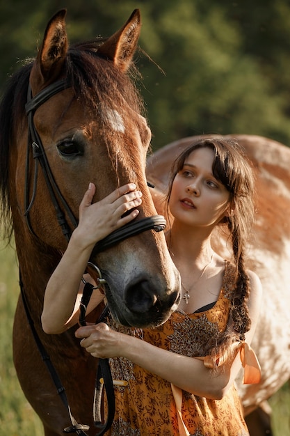 Russisch meisje op een paard, lente natuur, mens en dier