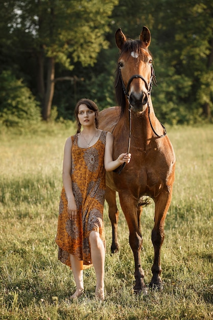 Russisch meisje op een paard, lente natuur, mens en dier