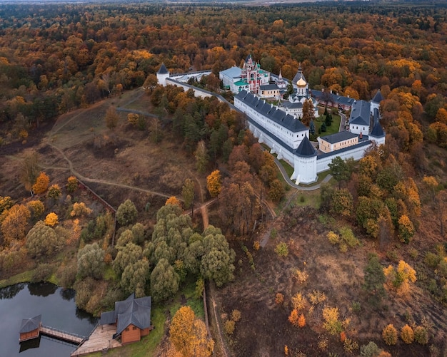 Russisch-orthodox klooster achter witgekalkte muren omgeven door herfstbomen Zvenigorod Rusland