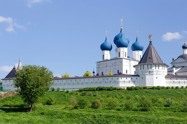 Russisch-orthodox klooster en tempel in de Russische stad serpukhov s