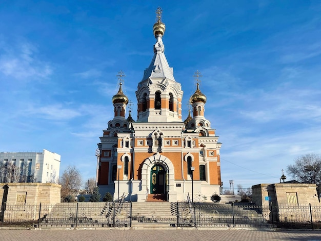 Russisch-orthodoxe kerk met gouden koepels in het centrum van Uralsk Kazachstan Christendom Zonnige dag