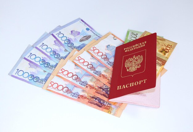 Russisch paspoort en papieren bankbiljetten tenge valuta Kazachstan