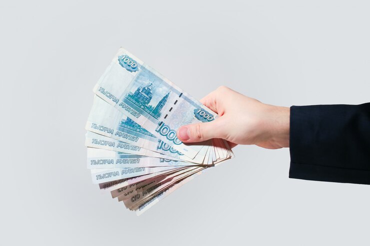 Russische bankbiljetten roebels in de hand