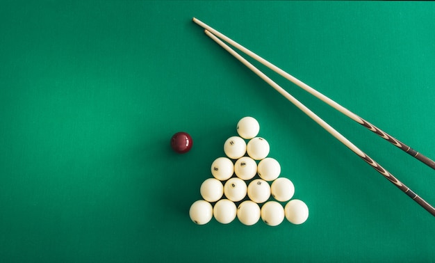 Russische biljartballen, richtsnoer, driehoek, krijt op een tafel.