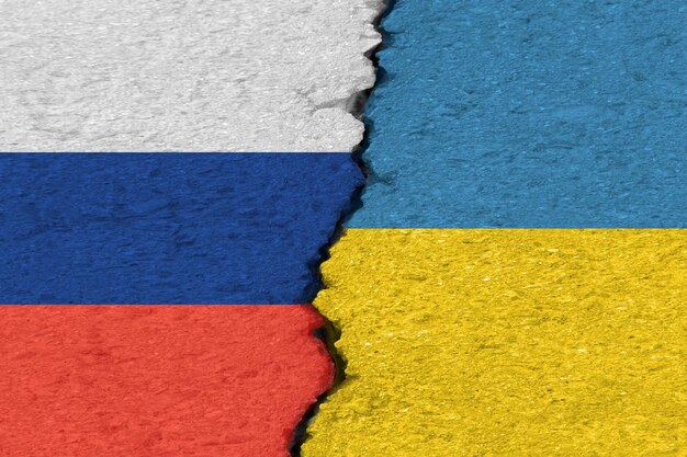 Russische en Oekraïense vlaggen op een gebarsten betonnen muur conflict concept achtergrond textuur